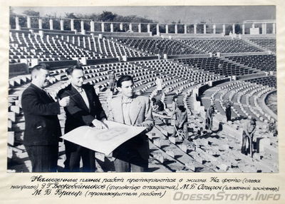 Альмом фотографий о восстановлении стадиона "Пищевик" после войны (1946 г)
Намеченные планы работ претворяются в жизнь. На фото (слева направо) Р.Г. Воскобойников (директор сталиона),
М.Б. Сощин (главный инженер), М.Б. Бравер (производитель работ)
