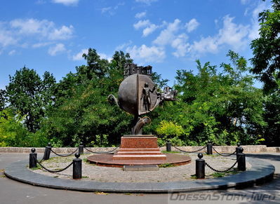 Бульвар М. Жванецкого 
Памятник Апельсину
Скульптор А.В. Токарев (открыт в 2004  году)
Добавил Kamin
