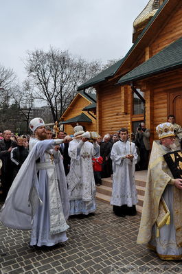 Освящение храма Архистратига Михаила и Просвятителя Луки ( ул. Тенистая, 8) 21 ноября 2010 г
Крестный ход и освящение храма снаружи
