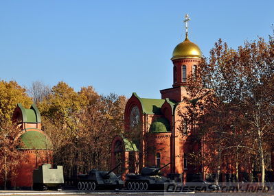 Мемориал 411 - й береговой батареи
Площадка с техникой Великой отечественной войны 
