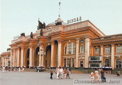 Комплект открыток с видами Одессы, "Мистецтво", КиЇв, 1998 рік
Железнодорожный вокзал
Архитектор -  Л. Чуприн, 1952 г.
Фото В. Фалина
Добавил Kamin
