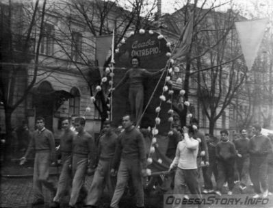 Ноябрь 1960 года. Колонна Одесского университета
Из личного архива семьи Шалагиных
