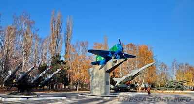 Мемориал 411 - й береговой батареи
Площадка с техникой 
