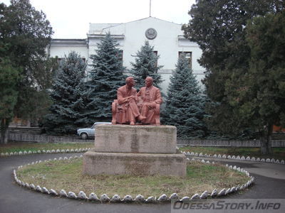 Горькому М. и Ленину В.И.
Находится в переулке Павла Кравцова.
