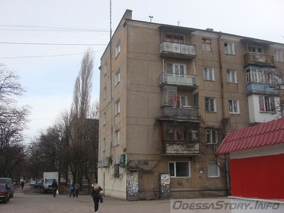 Улица названа в честь города-побратима Одессы болгарского города Варна.
Находится на стене жилого дома на Варненской,1
